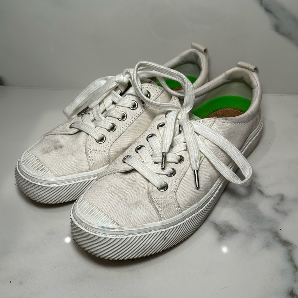 Cariuma Oca Low Off White Canvas Sneakers